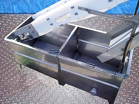 Stainless Steel Rectangular Tank with Dewatering / Elevator Conveyor - 550 Gallon Not Specified 