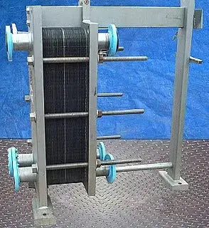 Intercambiador de calor de placas APV Crepaco con placas de titanio y acero inoxidable - 478 pies cuadrados
