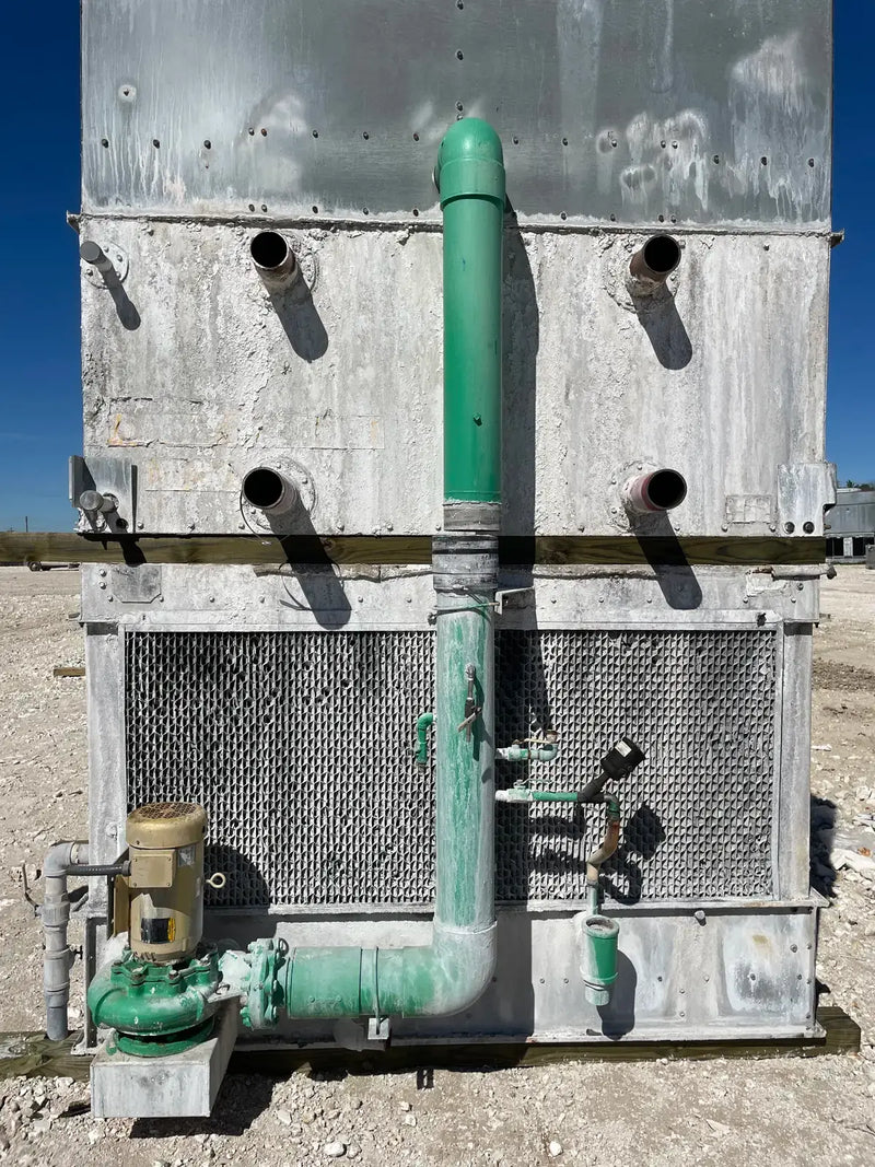 Condensador evaporativo Evapco ATC-440P (440 toneladas nominales, (1) motor de bomba de pulverización de 5 HP, (2) motores de ventilador, 1 unidad de torre)