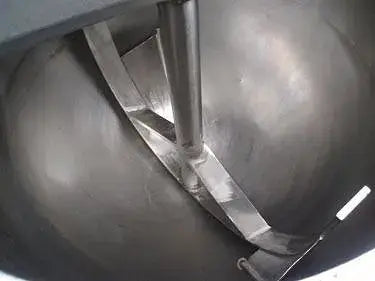 Hervidor de vapor de acero inoxidable con camisa y agitador de superficie raspada - 50 galones