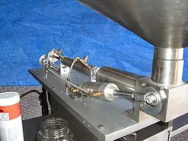Llenadora volumétrica semiautomática de un solo pistón