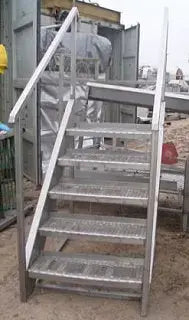 Escalera de 5 escalones de acero inoxidable con barandillas laterales