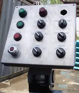 Gabinete de acero inoxidable con panel de control