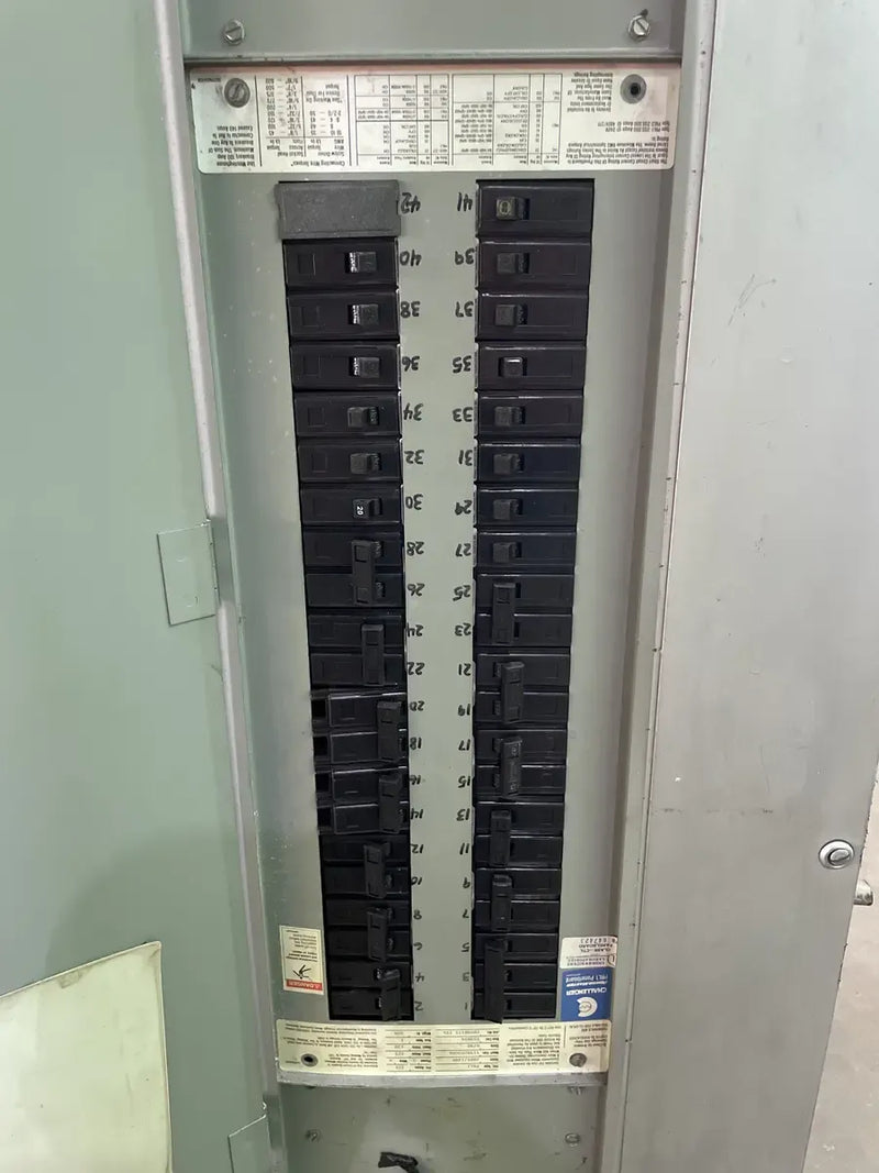 Tablero de panel Challenger PRL1 (208/120 V, trifásico, 225 amperios)
